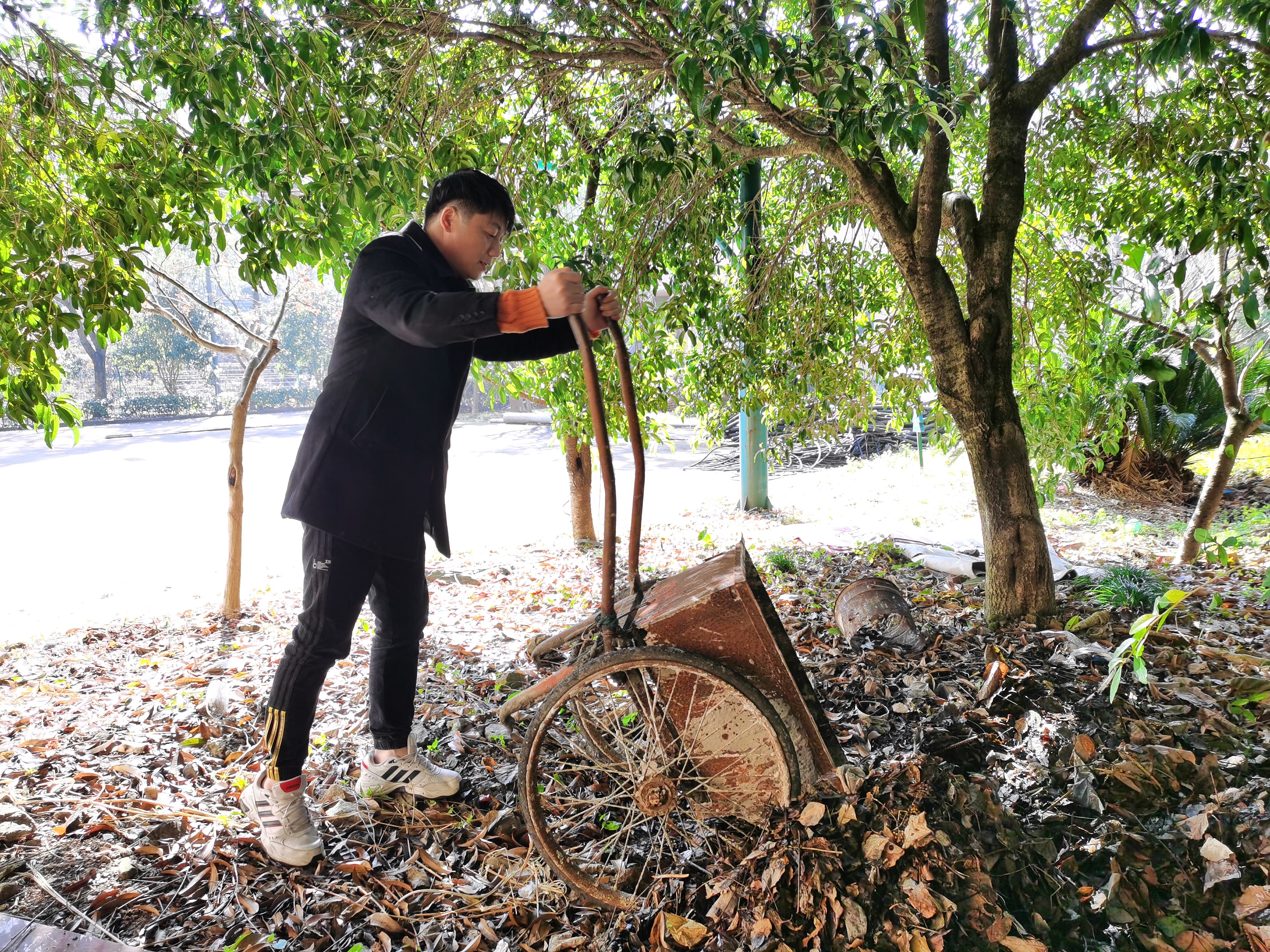 1643179932618599.jpg 2022.1.19羅鳴春在搬運垃圾 陳智慧攝.jpg