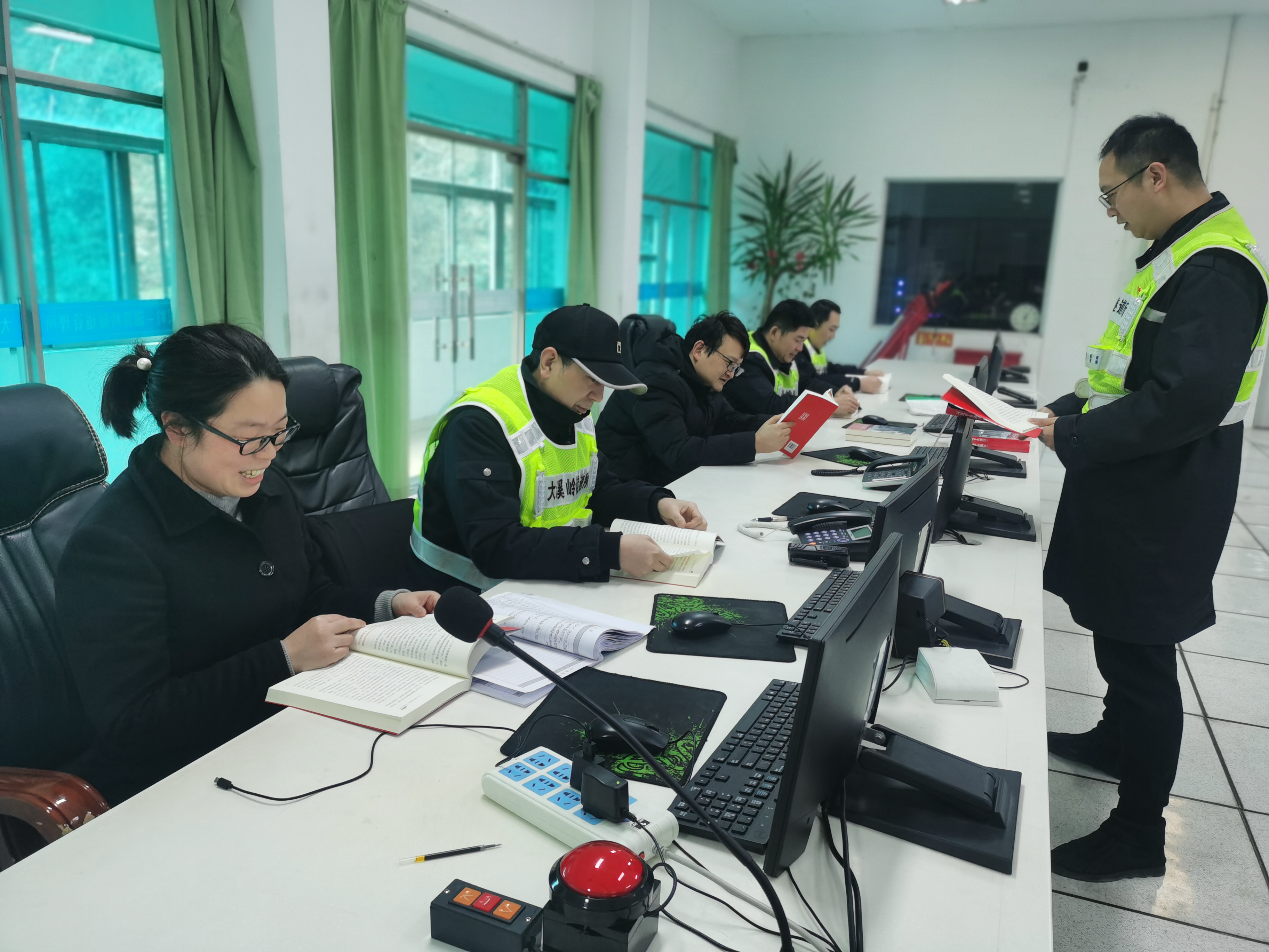 1645691215947816.jpg 2022.02.17圖為執勤三隊在班前講評時學習《習近平在浙江》 陳智慧攝.jpg