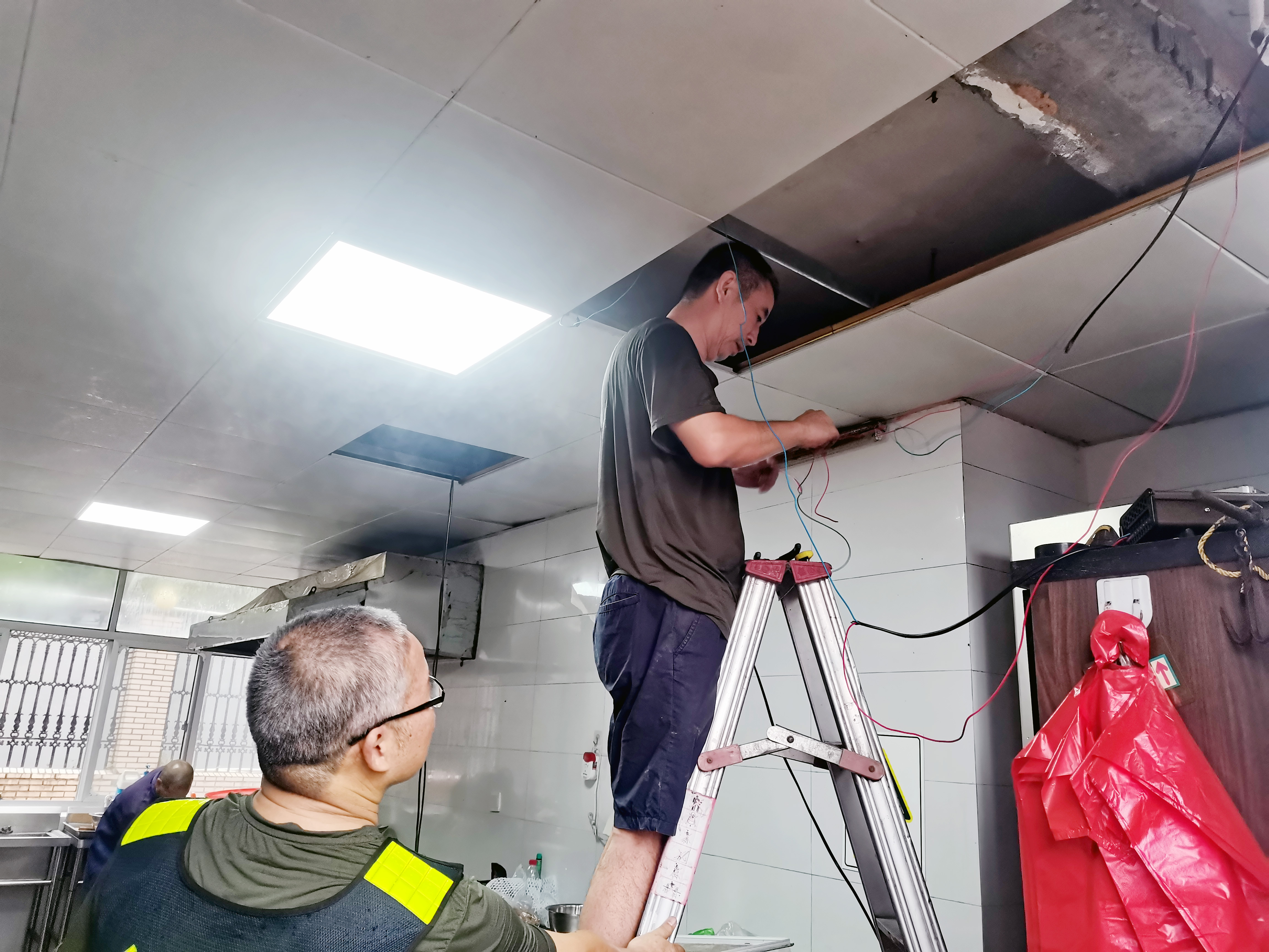 1663557701539153.jpg 圖為安裝人員對內(nèi)外報(bào)警器接線.jpg