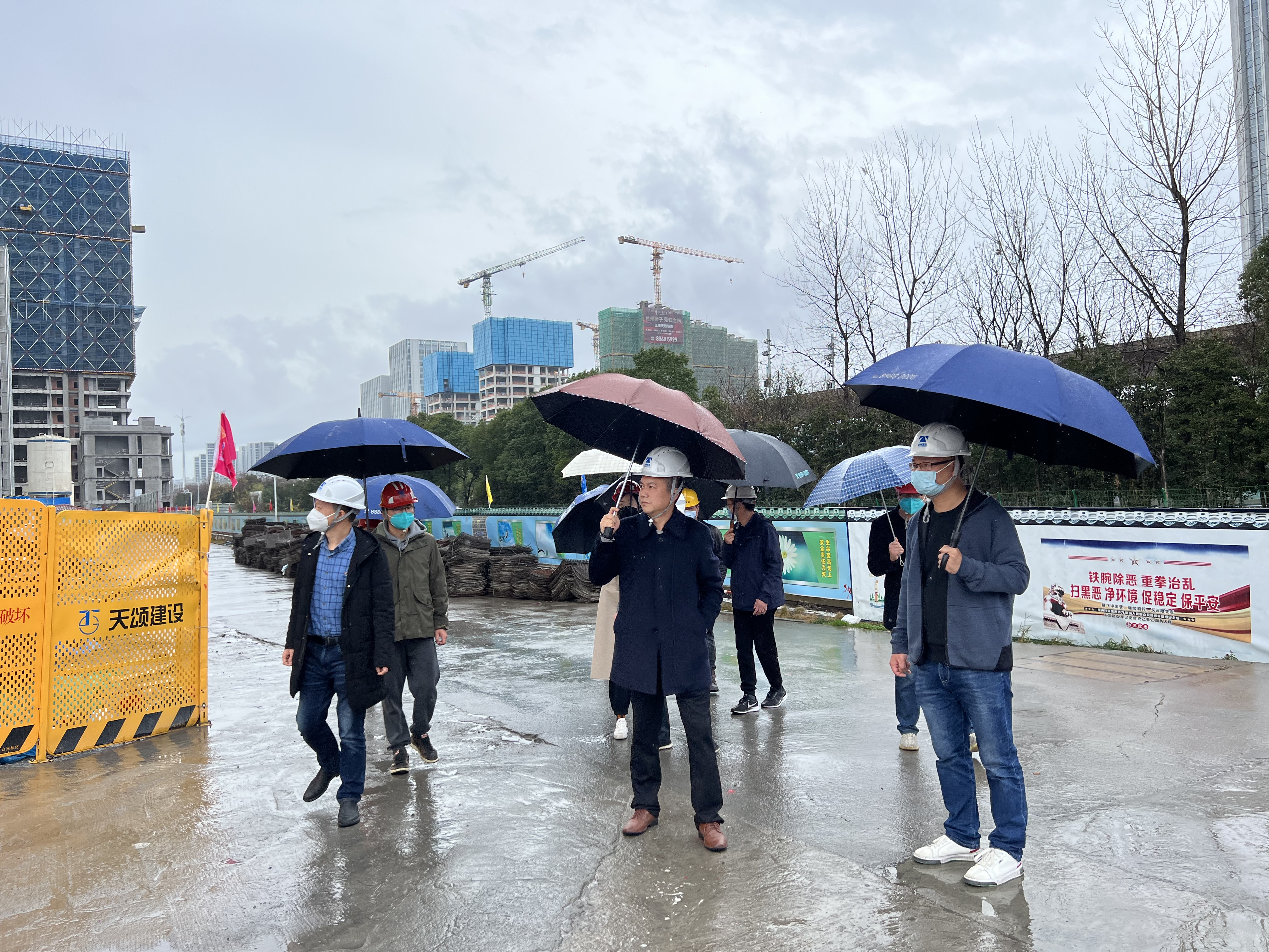 1673570791898528.jpg 圖為 檢查組在云禧悅府項目工地2.jpg