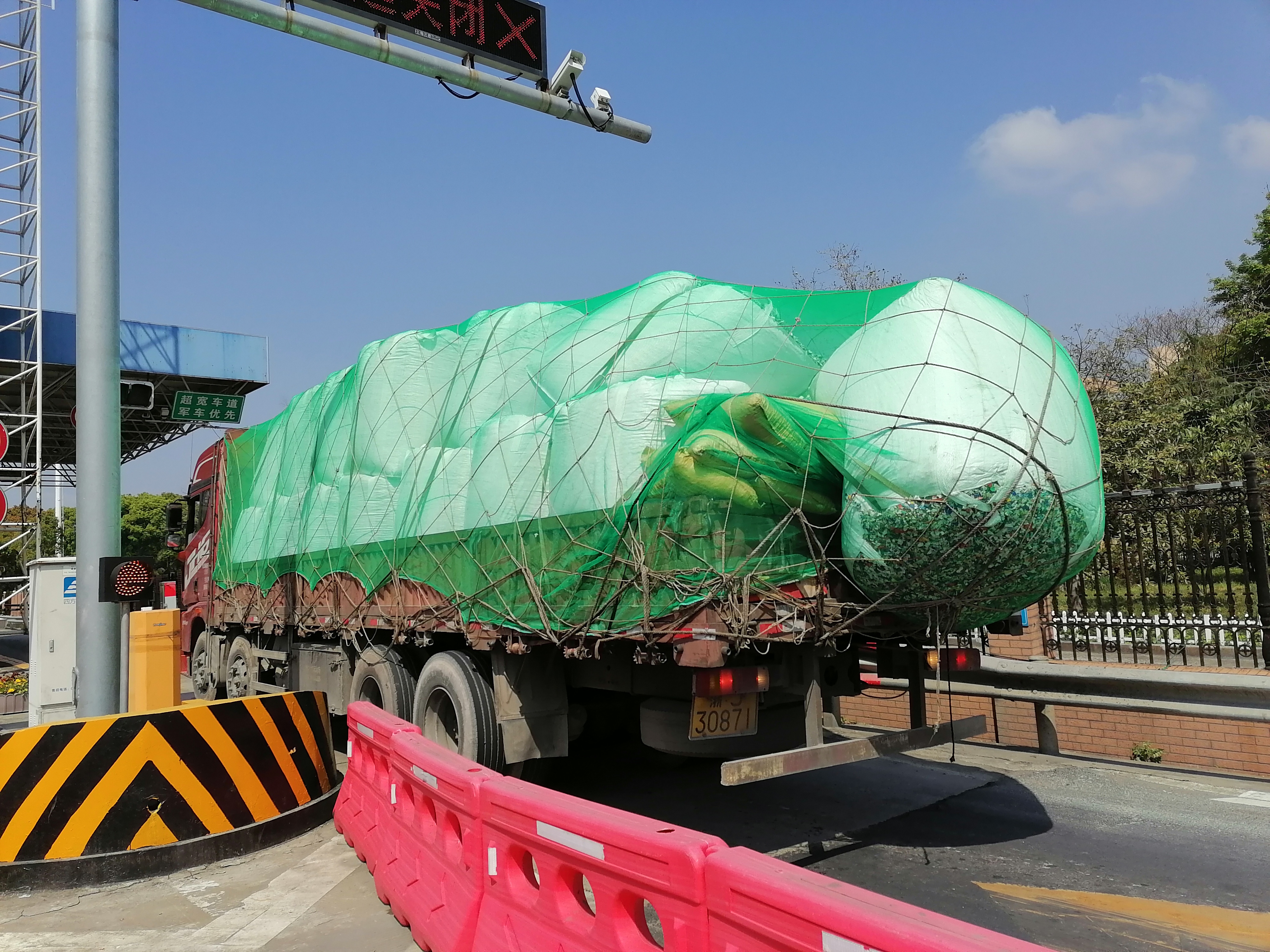 1680805518994398.jpg 20230402 圖為超限違規車輛 張洪亮攝(2).jpg