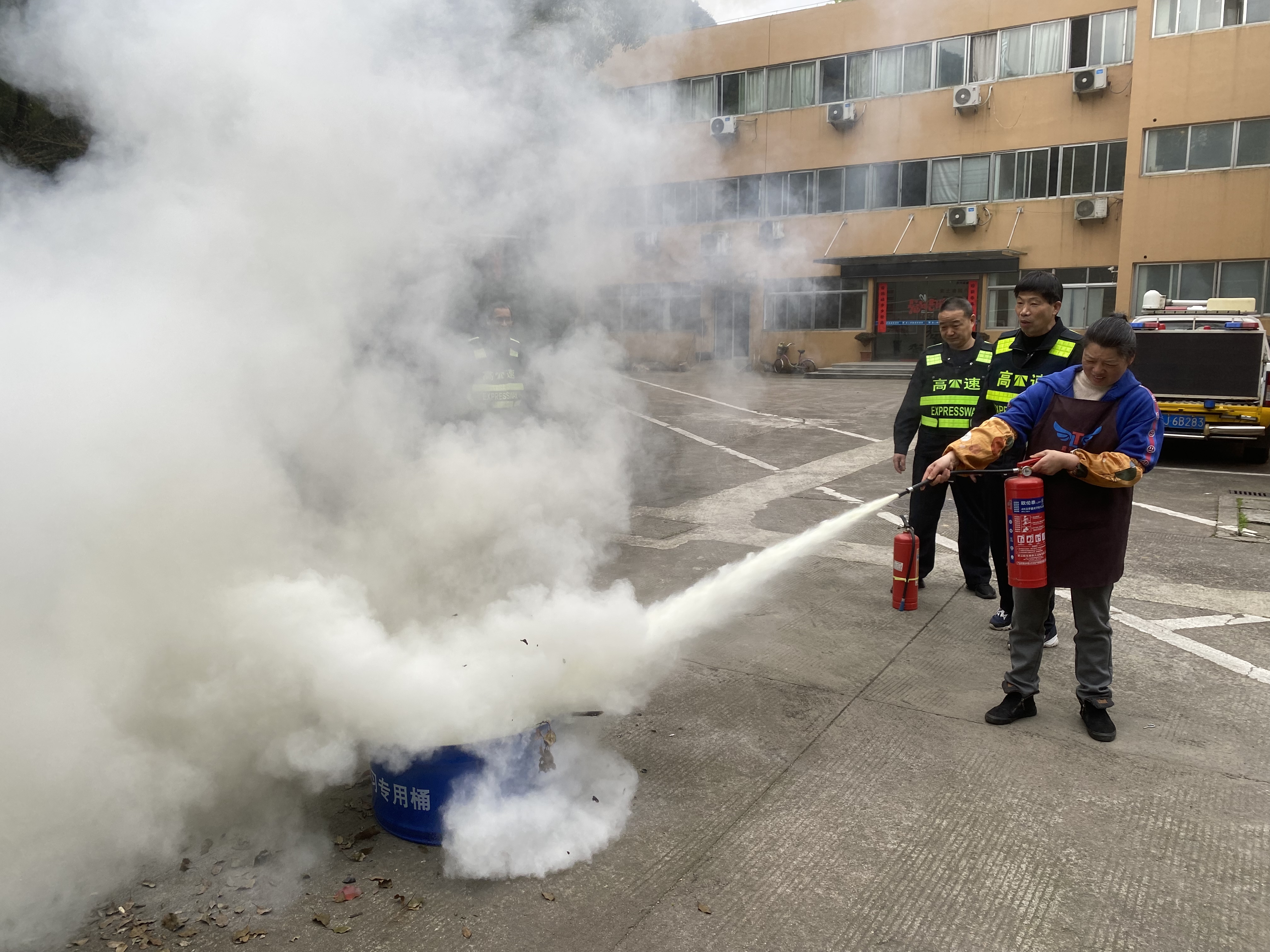 1680805741358080.jpg 滅火現(xiàn)場施救林玲攝1.jpg