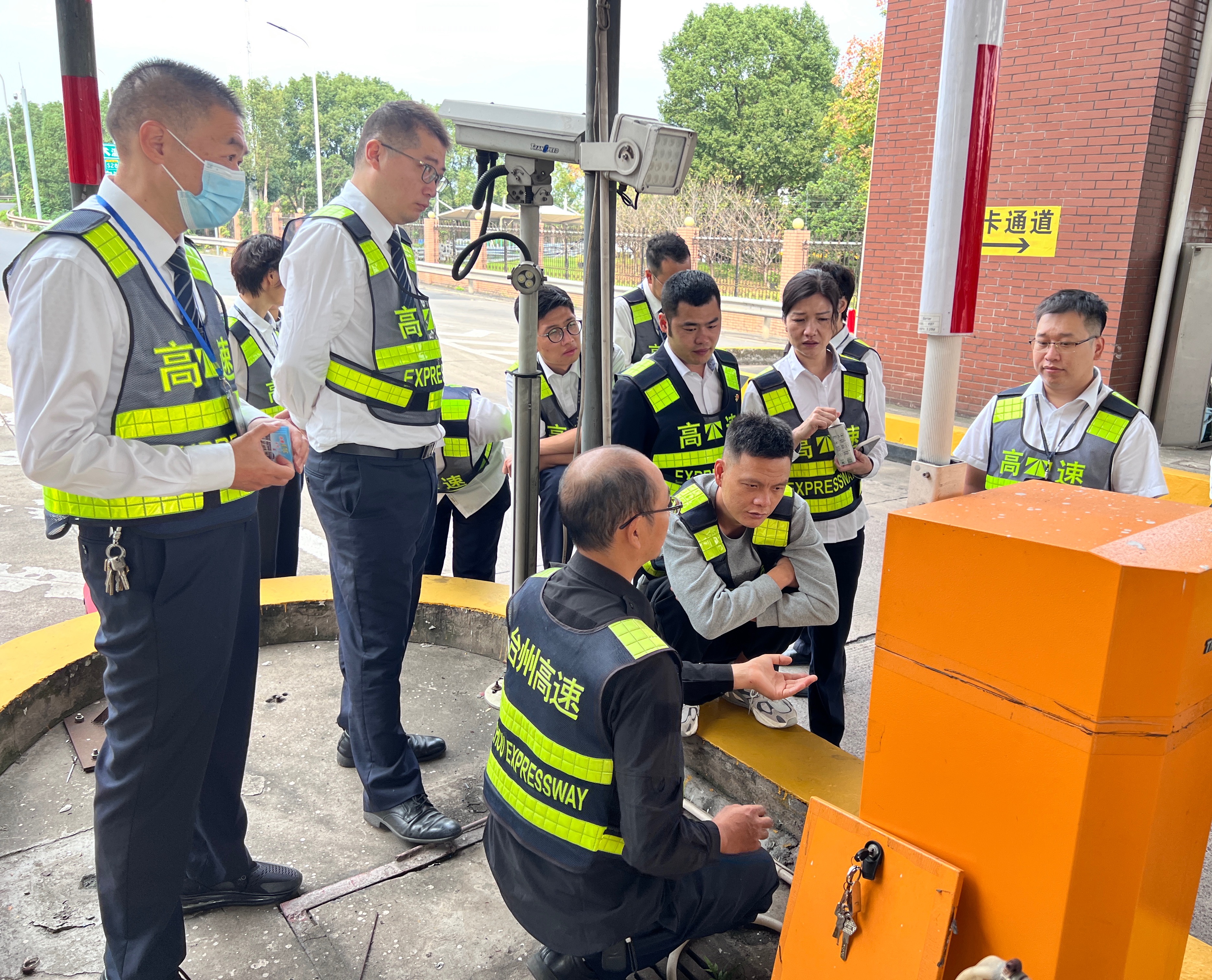 1698719781444491.jpg 收費車道講解欄桿機安全使用--袁莉攝..jpg