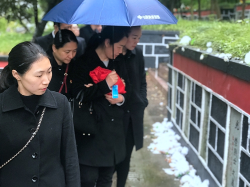 圖為瞻仰烈士墓碑 陳瑩攝_副本.jpg