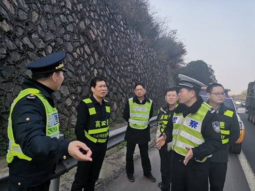 20190424道路、隧道安全組對沿線開展節(jié)前暨防汛防臺安全檢查 圖為檢查組一行對高邊坡進行安全檢查_副本.jpg